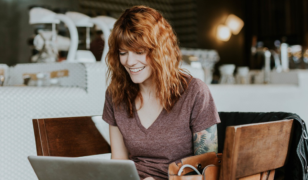 Frau schreibt an ihrem Roman